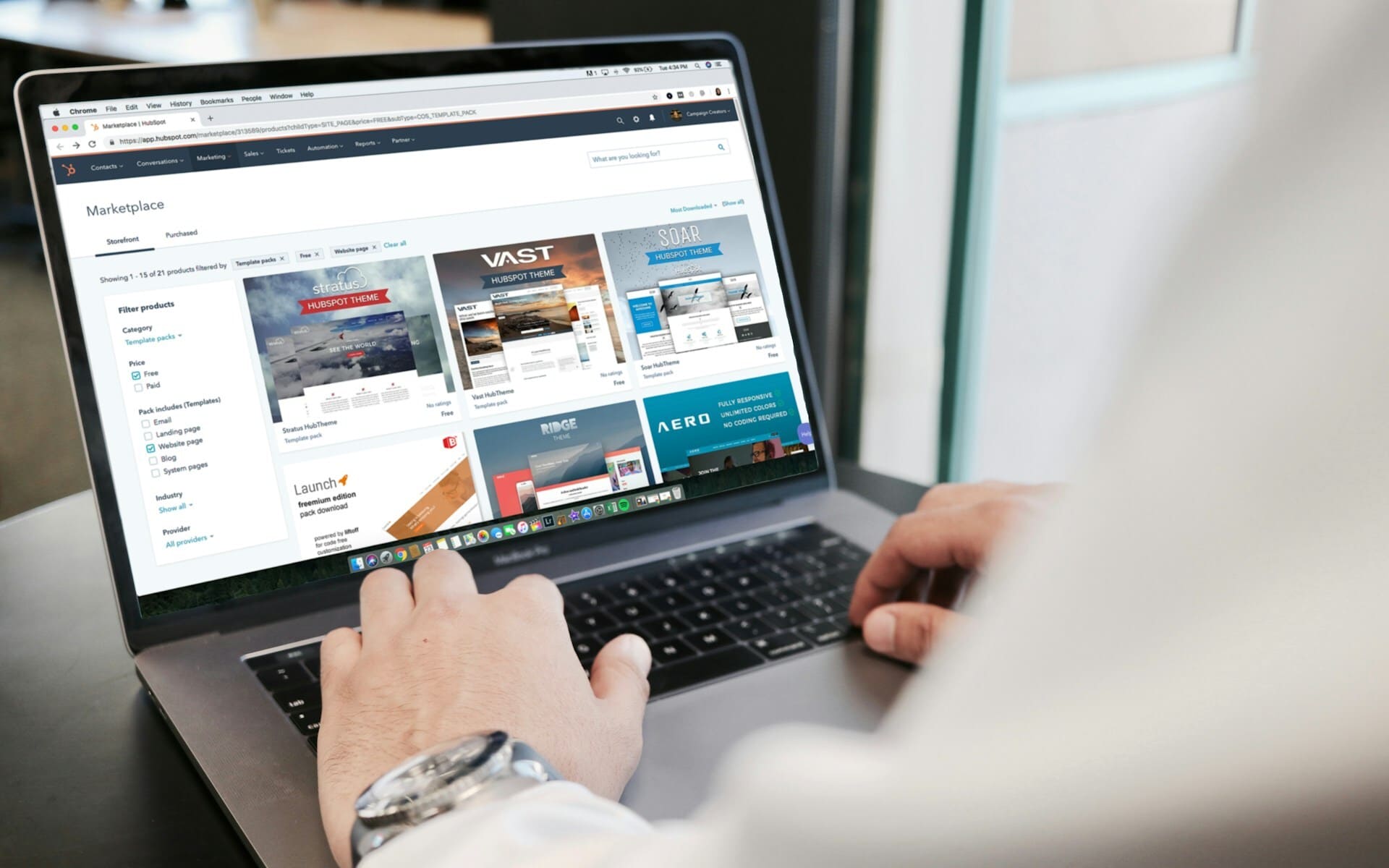 création de site internet professionnel sur ordinateur